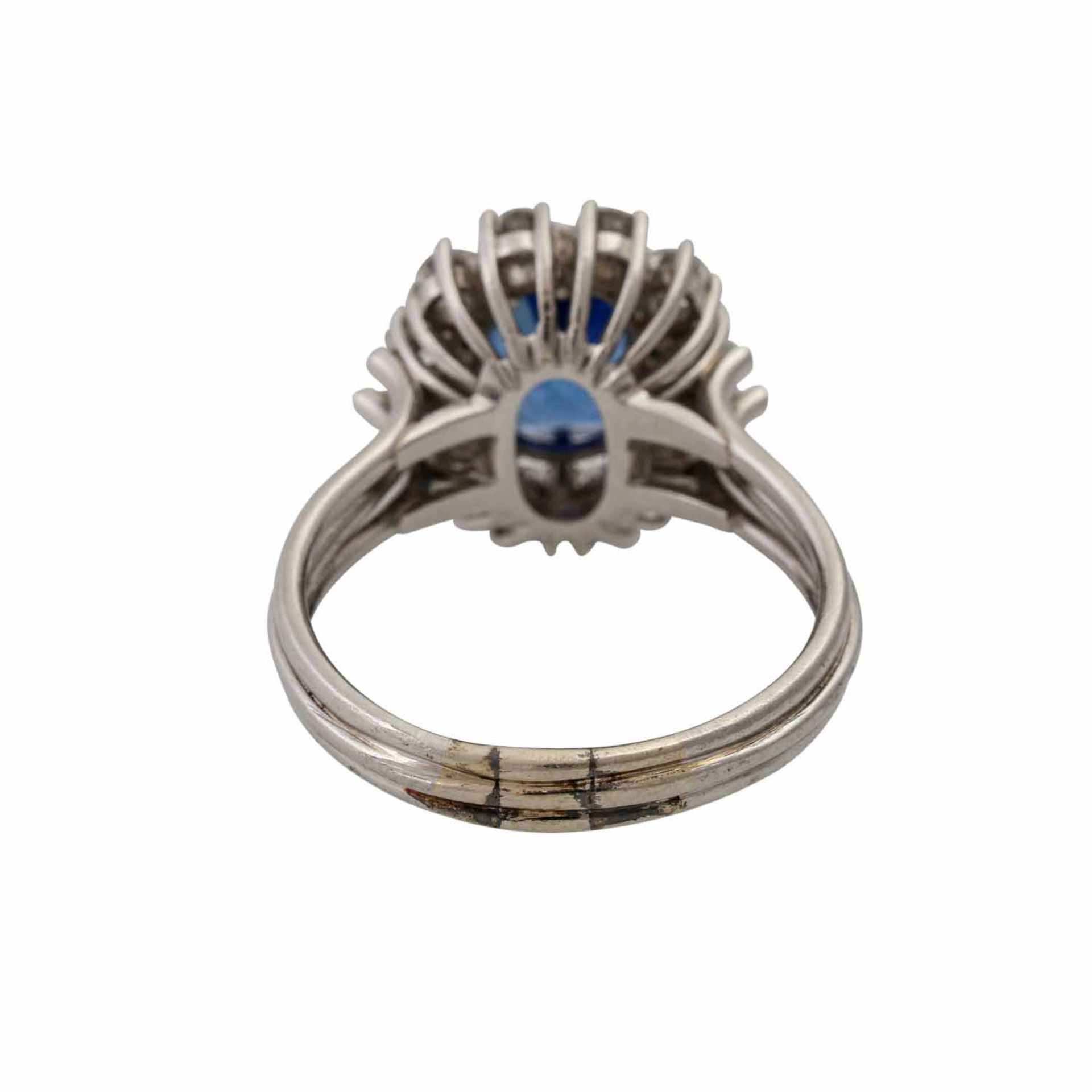 Ring mit feinem Saphir ca. 2,5 ct und Brillantenvon zus. ca. 1 ct, ca. WEISS (H)/VS-SI - Bild 4 aus 6