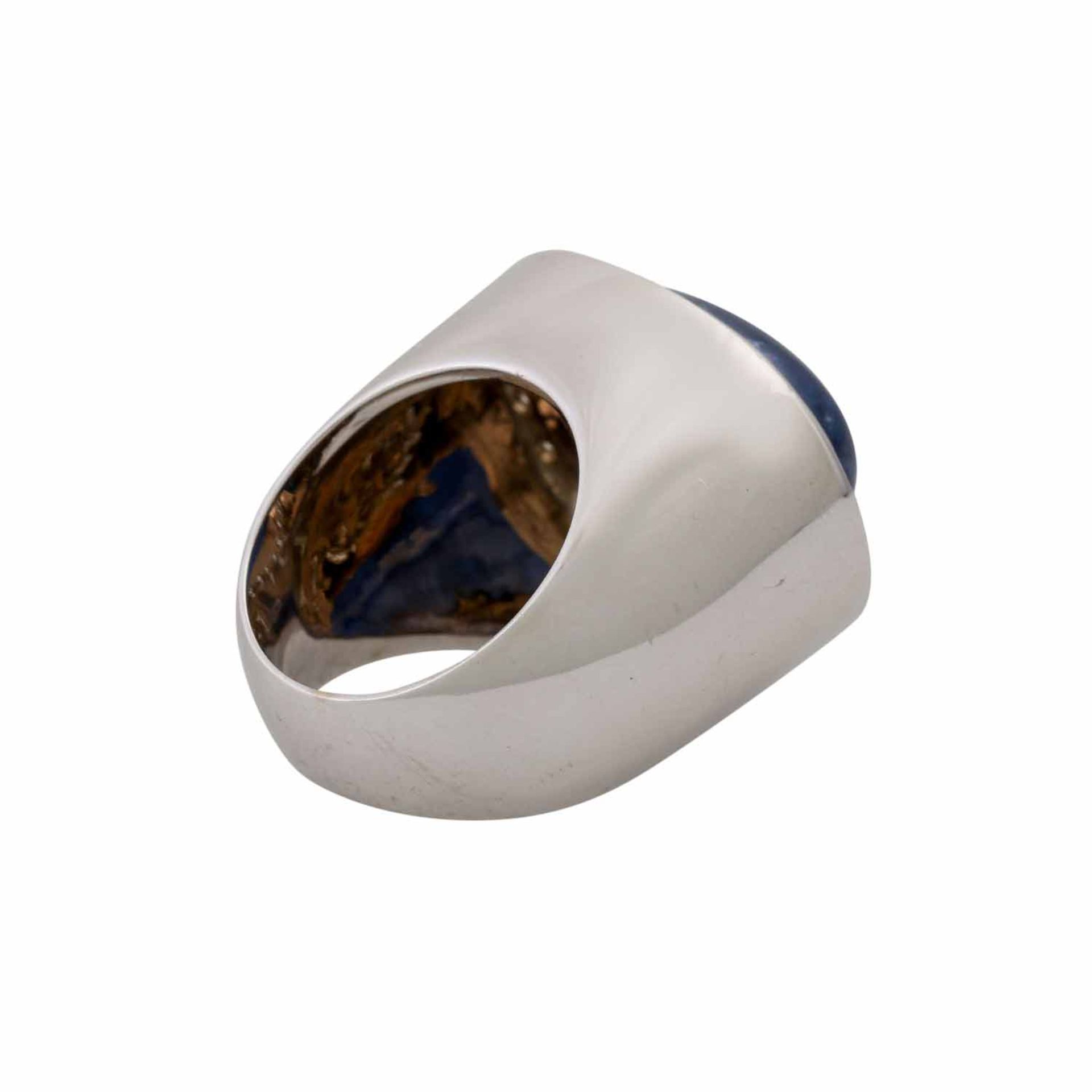 Ring mit Saphir und Brillantenvon zus. ca. 0,7 ct, ca. WEISS (H)/VS-SI, großer Saphir - Image 3 of 5