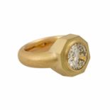 Ring mit Brillant 5,02 ct,GET (P-R)/VS1, gefasst in schwerer Goldfassung 18K, außen m