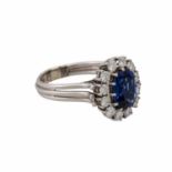 Ring mit feinem Saphir ca. 2,5 ct und Brillantenvon zus. ca. 1 ct, ca. WEISS (H)/VS-SI