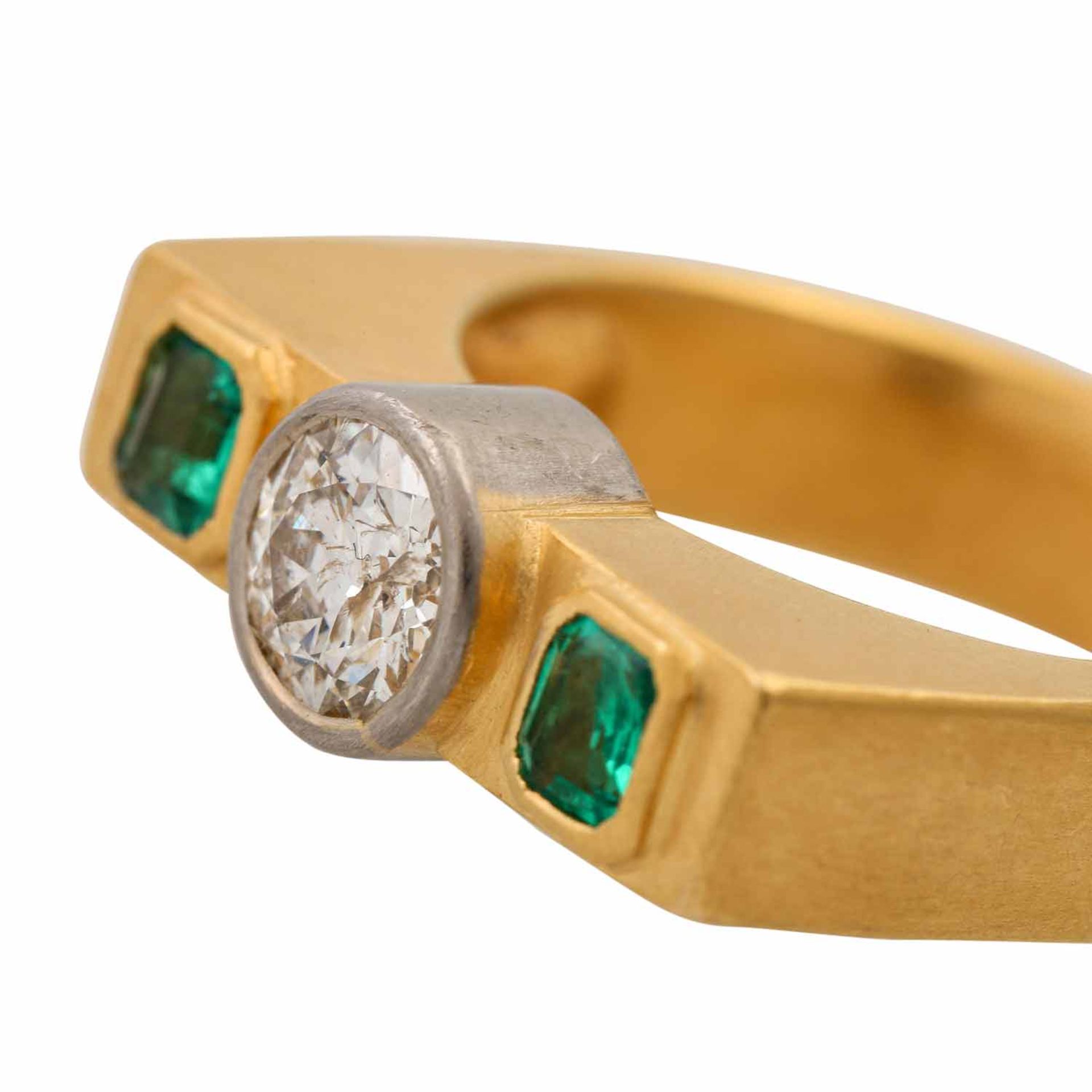 Massiver Ring mit Smaragden und Altschliffdiamantvon ca. 1 ct, ca. GW (K)/P1-2, seitl. - Image 5 of 5