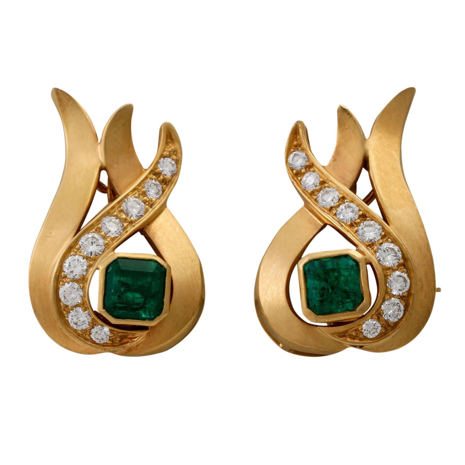 Paar Ohrringe mit feinen Smaragden und Brillantenvon zus. ca. 0,8 ct, ca. FW (G)/VS, S