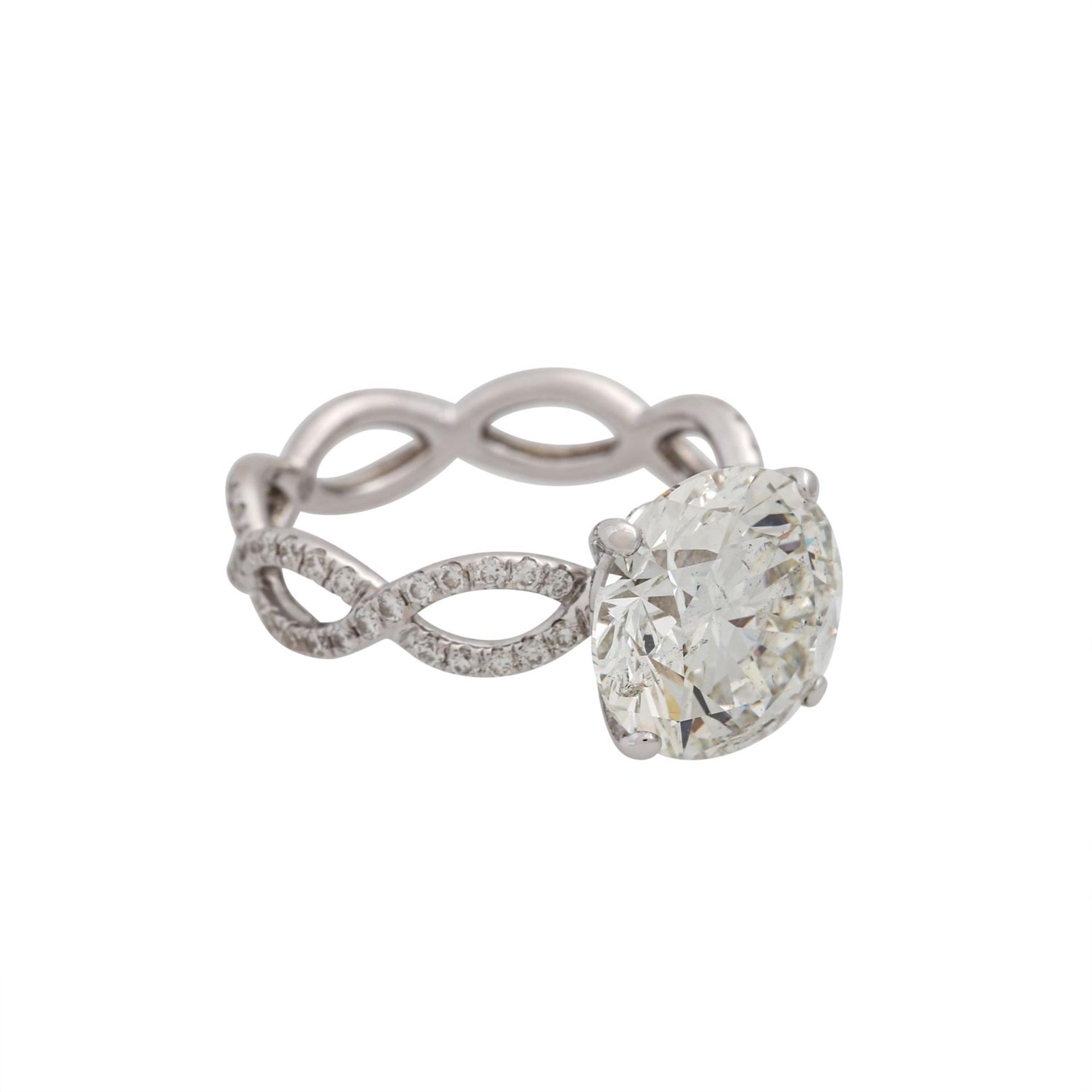 Ring mit Brillant von 5,00 ct,LGW (I)/P1, ex/ex/ex, weitere kleine Diamanten zus. ca.