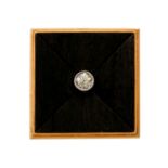 Brosche mit Altschliffdiamant ca. 0,5 ct,ca. GET (M)/VS-SI, Holzeinlagen, GG 18K, 19,6