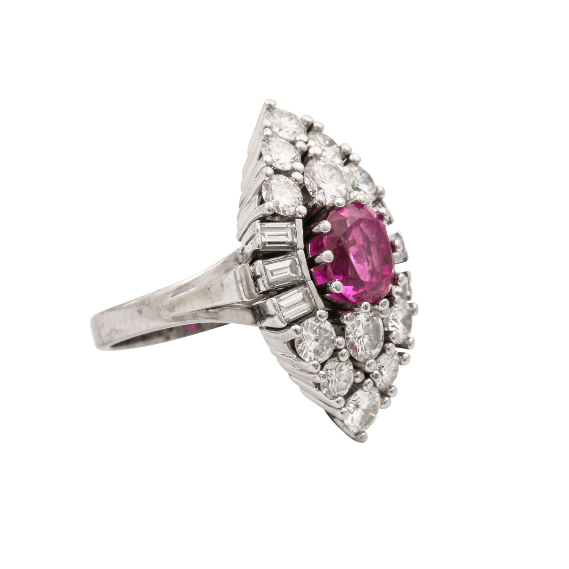 Ring mit pinkfarbenem Saphir ca. 2,5 ct, Brillanten zus. ca. 1,5 ct und Diamantbaguett