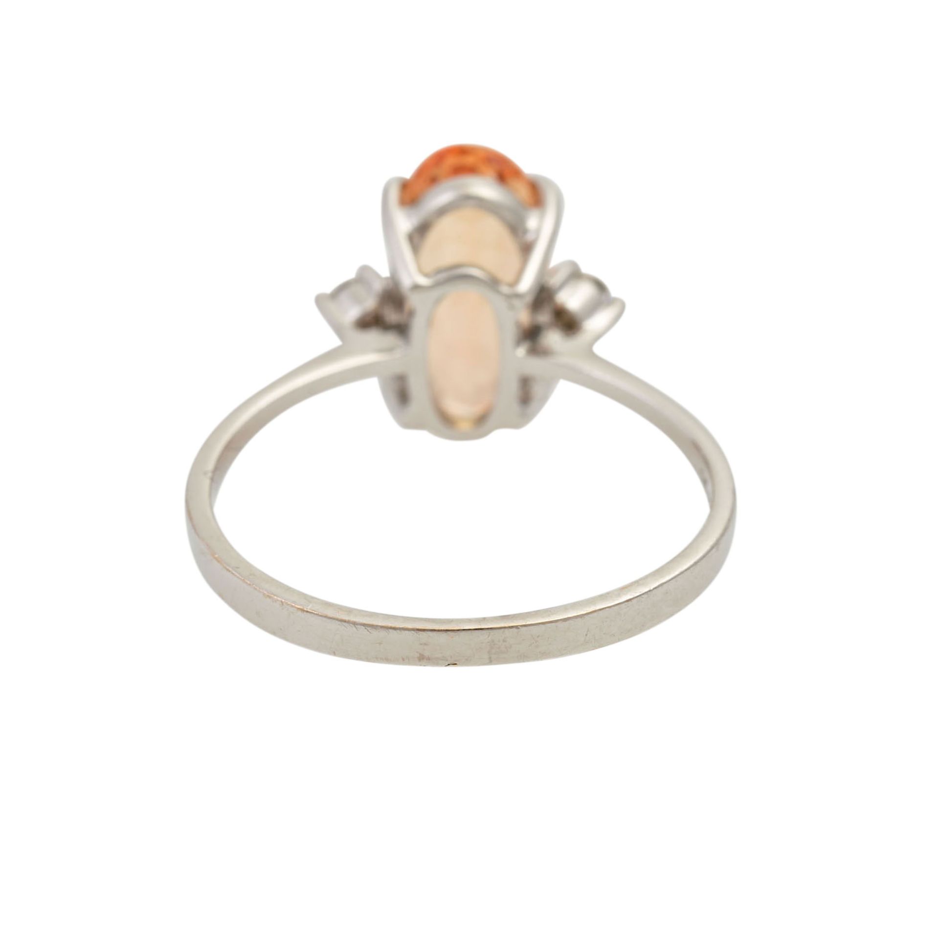 Ring mit apricotfarbenem Topas und 2 Achtkantdiamanten, Topas oval facettiert, WG 18K, - Image 4 of 4