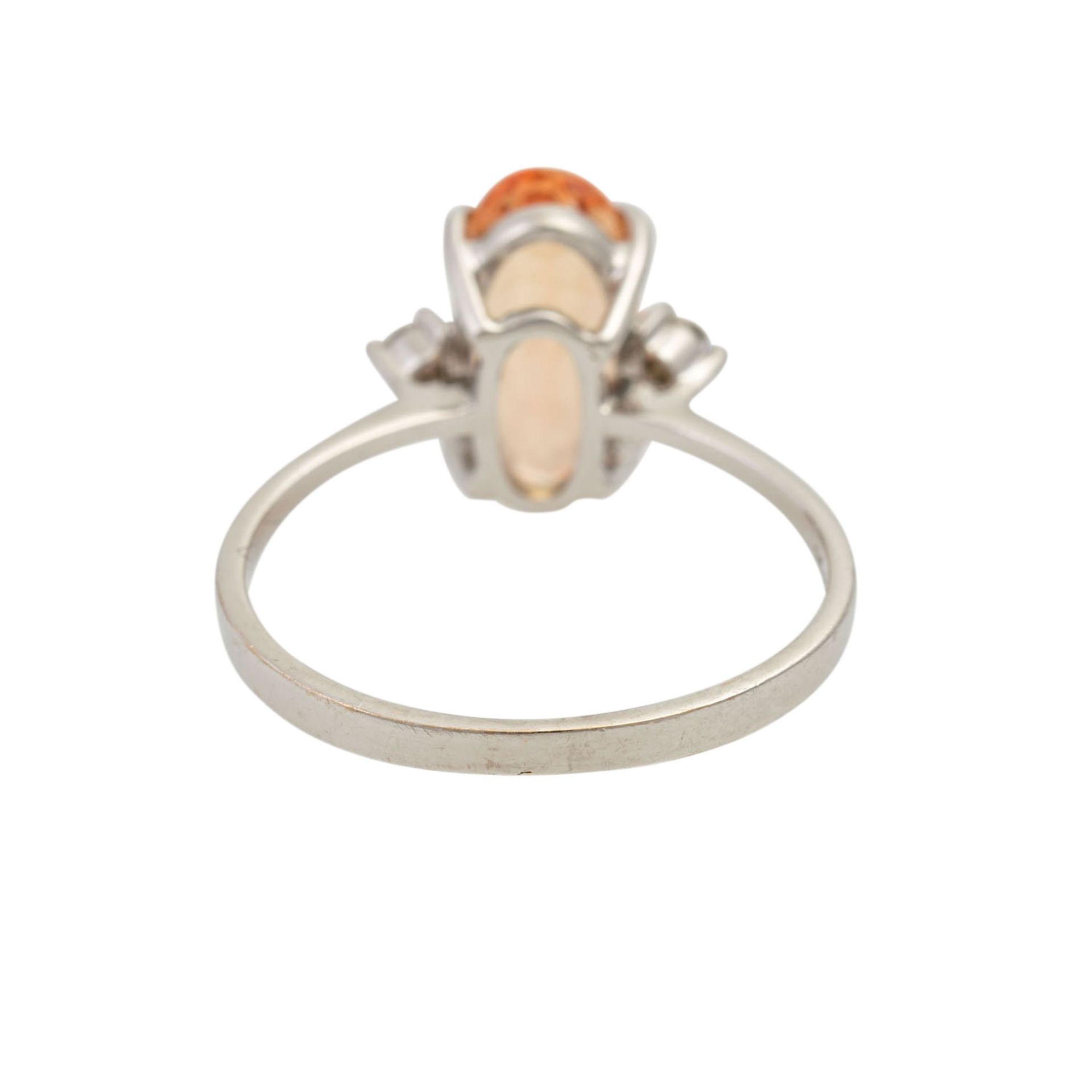 Ring mit apricotfarbenem Topas und 2 Achtkantdiamanten, Topas oval facettiert, WG 18K, - Bild 4 aus 4