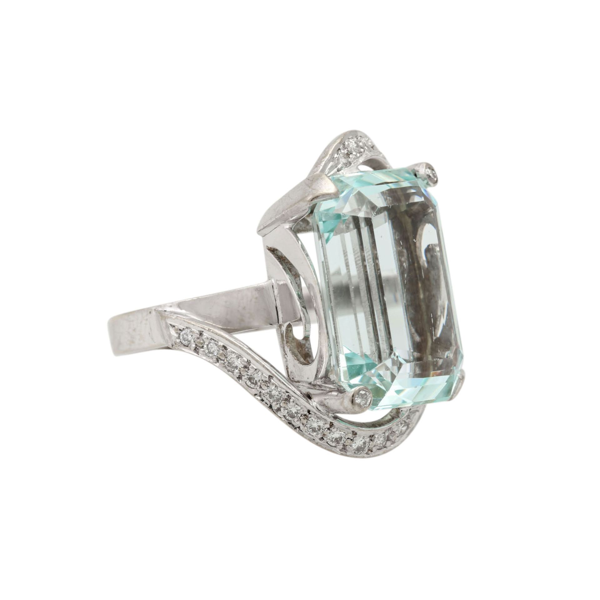 Ring mit Aquamarin von ca. 6 ct und Brillanten zus. ca. 0,3 ct, ca. GET (M)/SI, Aquama