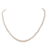 Perlenkette aus Orientperlen im Größenverlauf von 2-4,5 mm mit zierlicher Art Déco