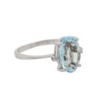 Ring mit oval facettiertem Aquamarin und 2 Achtkantdiamanten, WG 18K, 3,2 g, RW: 55, 2