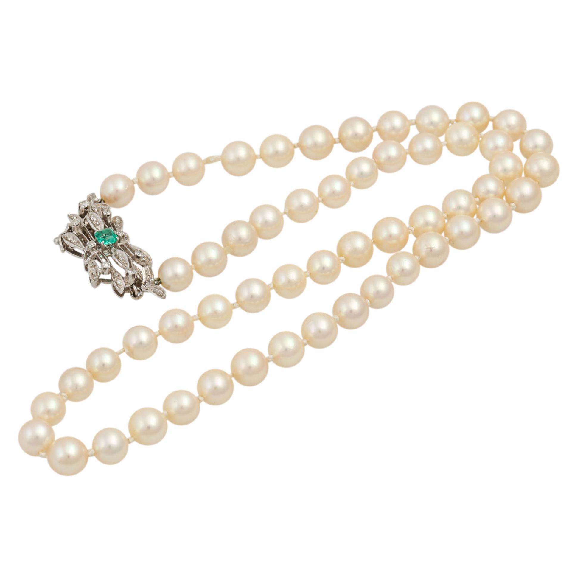 Perlenkette mit Smaragd-Diamantschließe, WG 18K, Achtkantdiamanten zus. ca. 0,15 ct, - Bild 3 aus 4