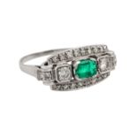 Ring mit Smaragd und Diamanten zus. ca. 0,55 ct, ca. LGW (I-J)/VS, Brilliant- und Acht
