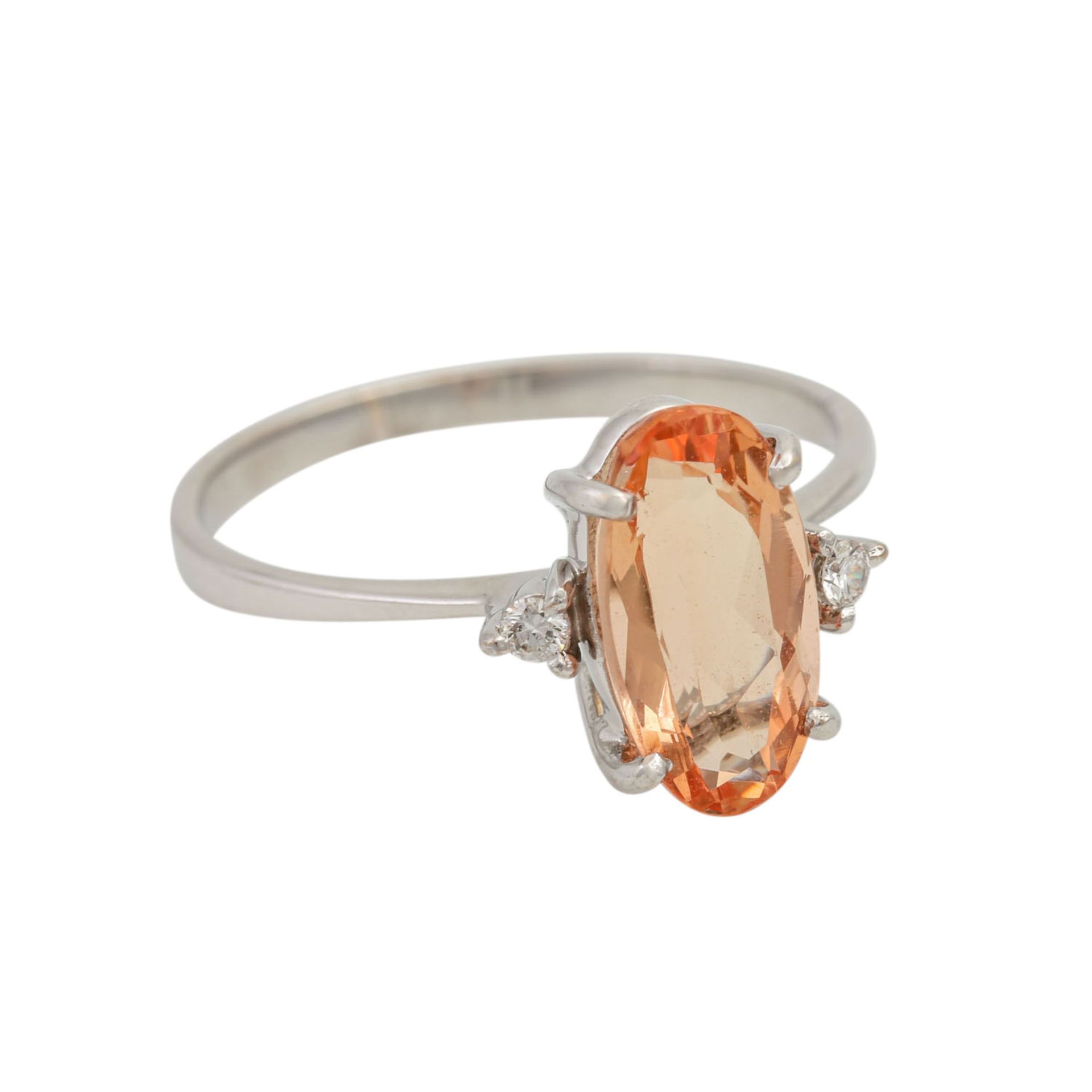 Ring mit apricotfarbenem Topas und 2 Achtkantdiamanten, Topas oval facettiert, WG 18K,