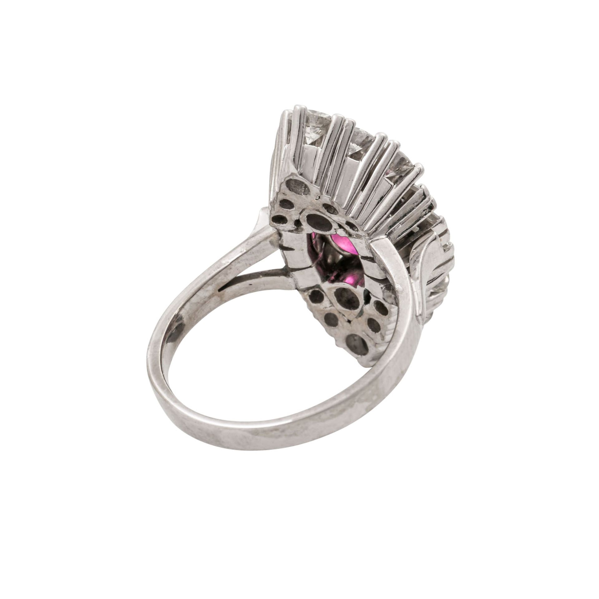 Ring mit pinkfarbenem Saphir ca. 2,5 ct, Brillanten zus. ca. 1,5 ct und Diamantbaguett - Bild 3 aus 5