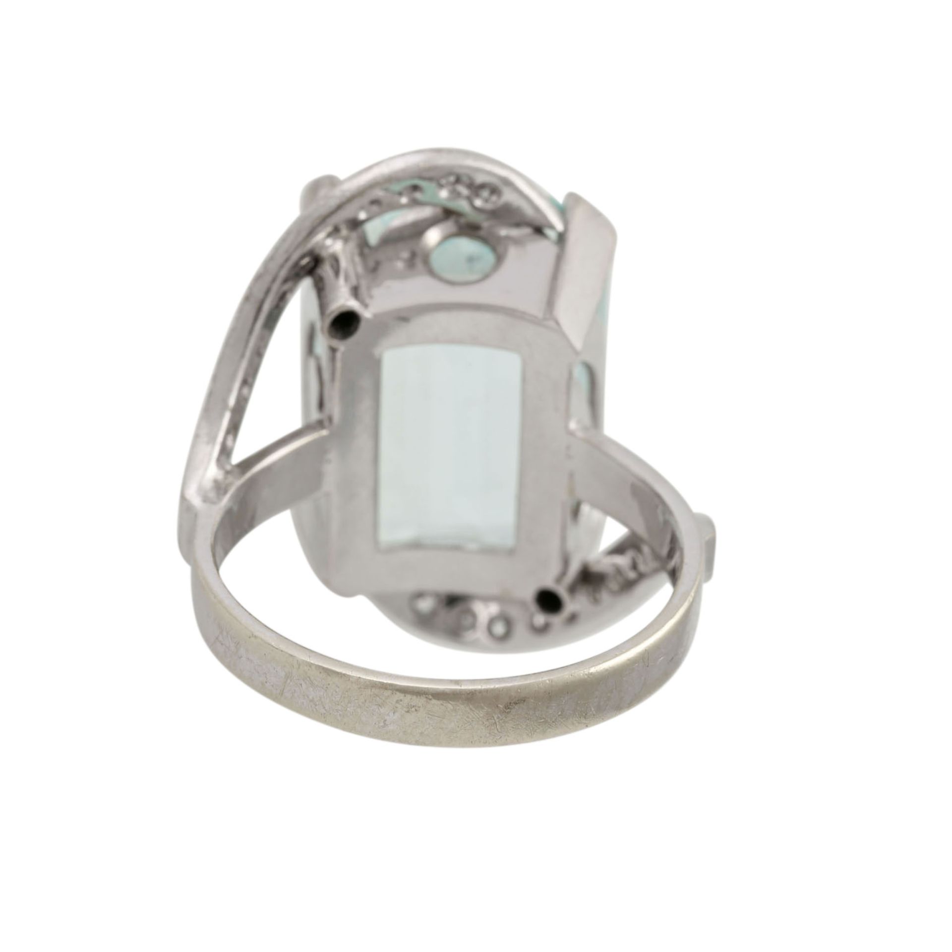 Ring mit Aquamarin von ca. 6 ct und Brillanten zus. ca. 0,3 ct, ca. GET (M)/SI, Aquama - Bild 4 aus 4