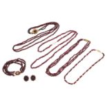 Konvolut Granatschmuck 6-teilig bestehend aus 1 Paar Ohrclips, 1 Armband 4-reihig L: 1