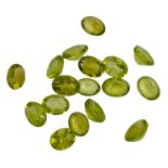 Konvolut 17 Peridots zus. 20,4 ct, Steine ca. 7,7-8 mm lang, guter bis sehr guter Zust