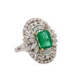 Ring mit Smaragd und Diamanten von zus. ca. 1,5 ct in versch. Schliffen, mittlere-gute