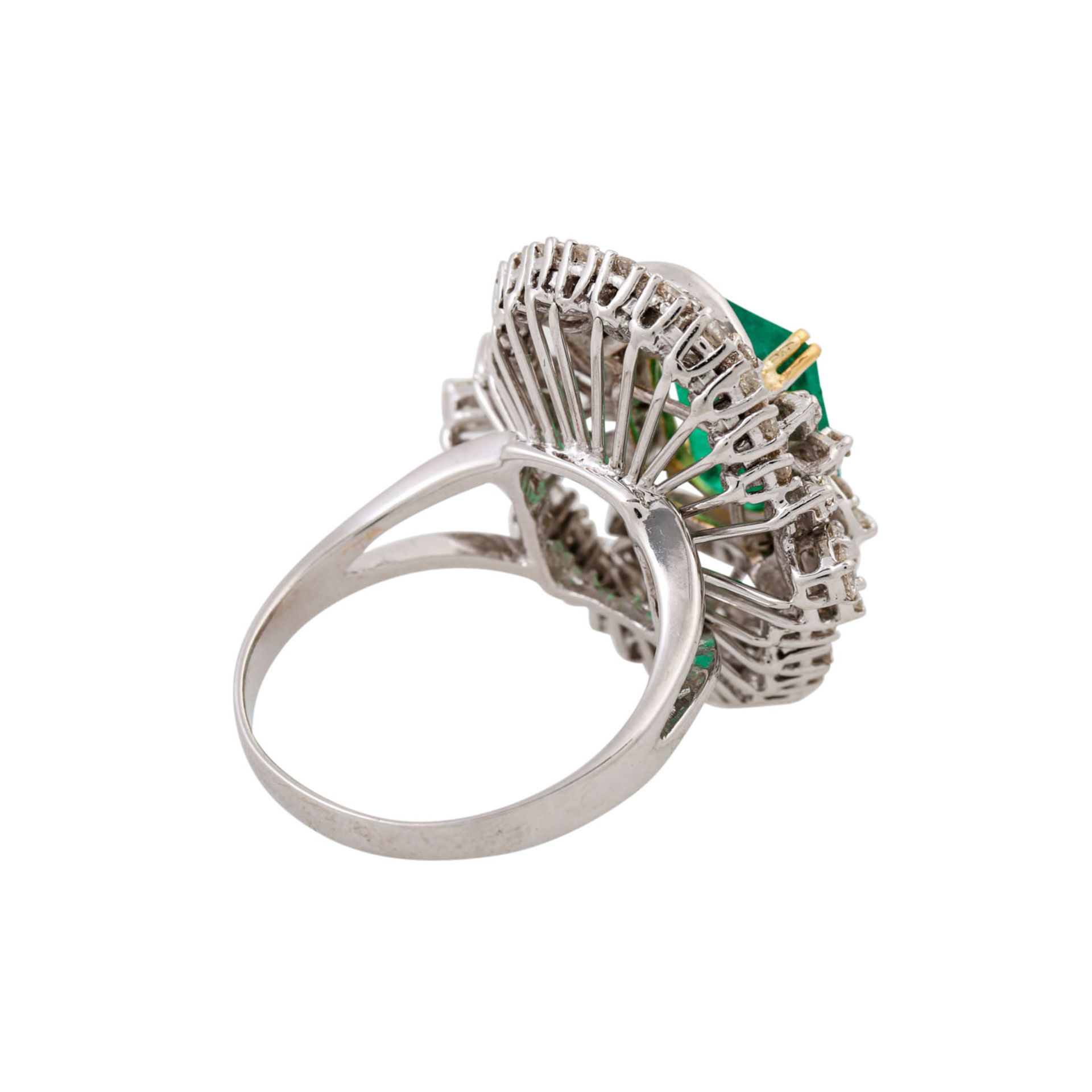 Ring mit Smaragd und Diamanten von zus. ca. 1,5 ct in versch. Schliffen, mittlere-gute - Image 3 of 5