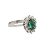 Ring mit feinem grünen Turmalin und Brillanten von zus. ca. 0,6 ct, gute Farbe u. Rei