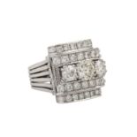 Ring mit Diamanten von zus. ca. 3 ct, davon mittig 1 Altschliffdiamant ca. 1 ct, ca. G