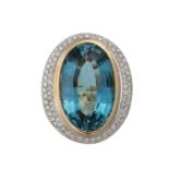 Massiver Ring mit Blautopas ca. 30 ct und Brillanten zus. ca. 0,75 ct, mittlere Farbe