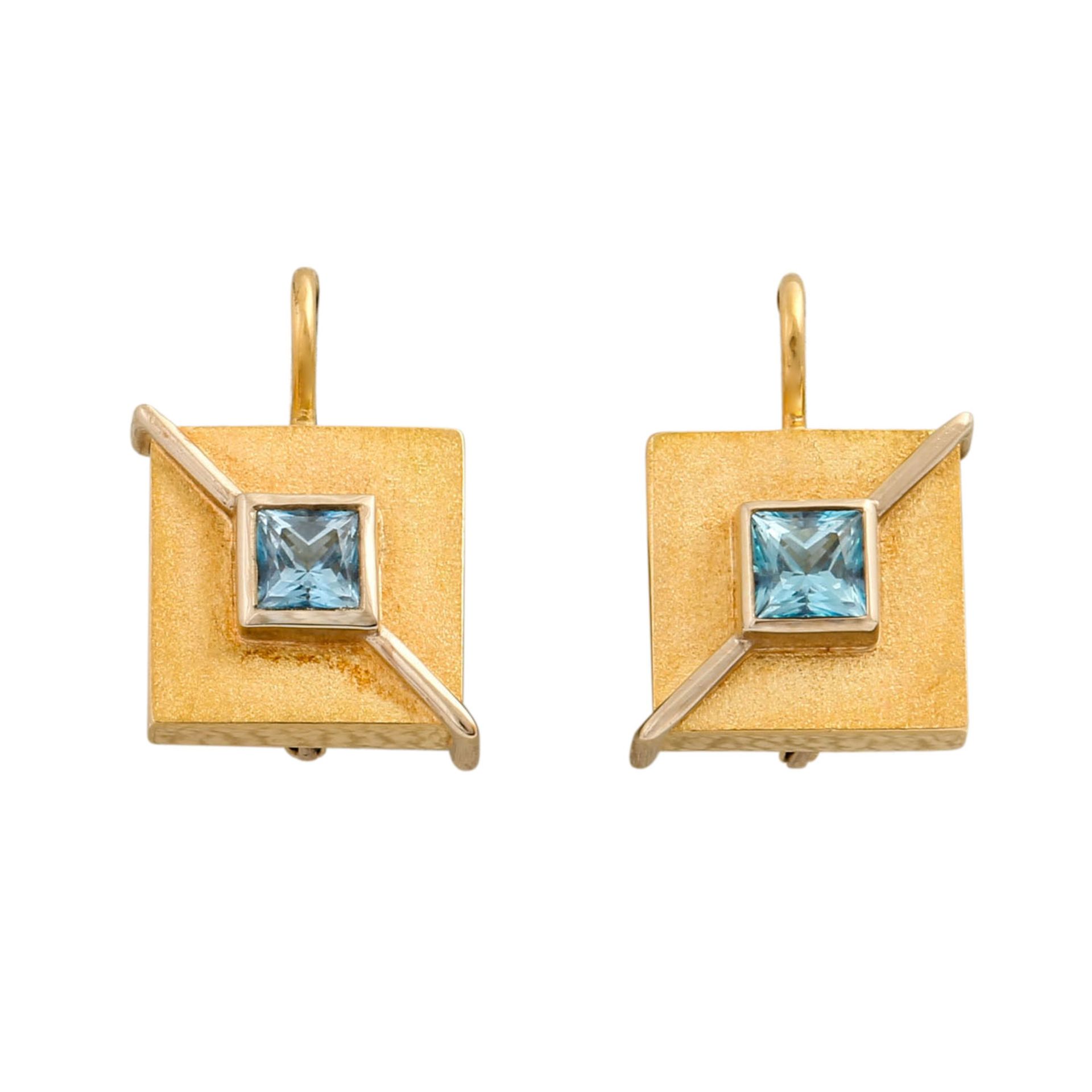 Paar Ohrhänger mit Blautopasen, modernes Design, GG 18K, 7,2 gr, ca. 1,1x1,1 cm+Brisu