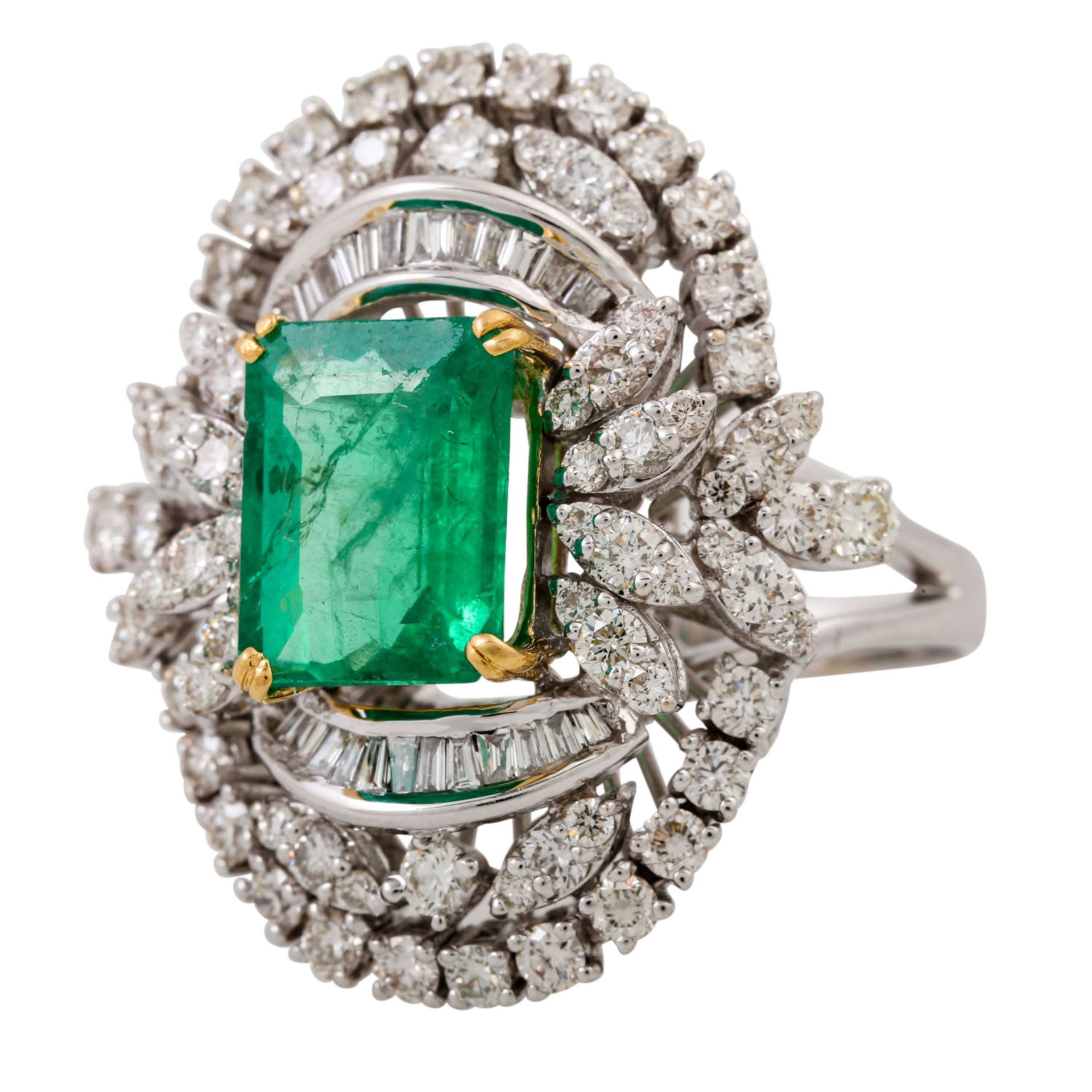 Ring mit Smaragd und Diamanten von zus. ca. 1,5 ct in versch. Schliffen, mittlere-gute - Image 5 of 5