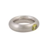 Ring mit oval facettiertem Diamant von 0,56 ct (graviert), GREENISH YELLOW (beh.)/SI2,