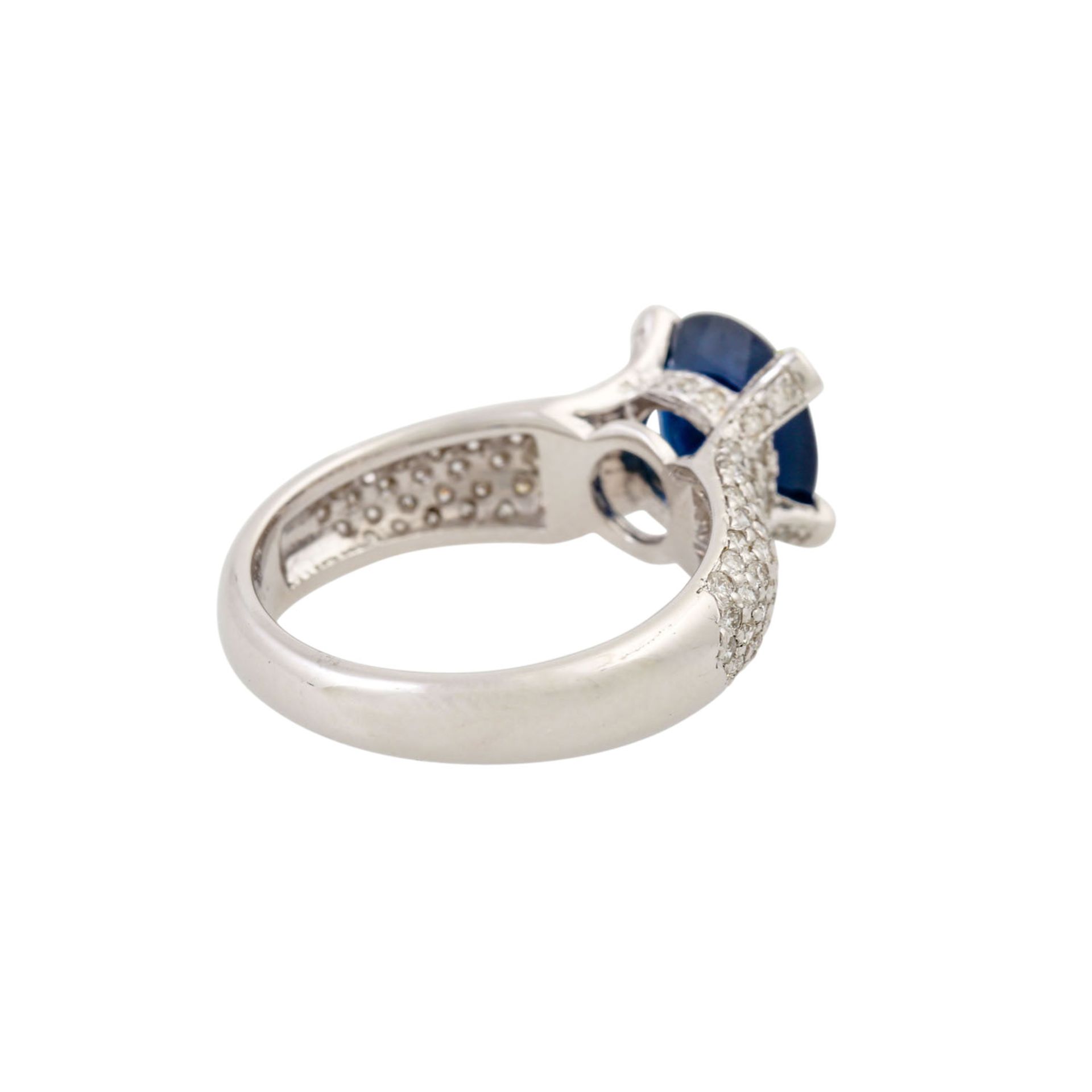 Ring mit oval fac. Saphir und kleinen Brillanten zus. ca. 0,7 ct, mittlere Farbe und R - Image 3 of 4