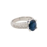 Ring mit oval fac. Saphir und kleinen Brillanten zus. ca. 0,7 ct, mittlere Farbe und R