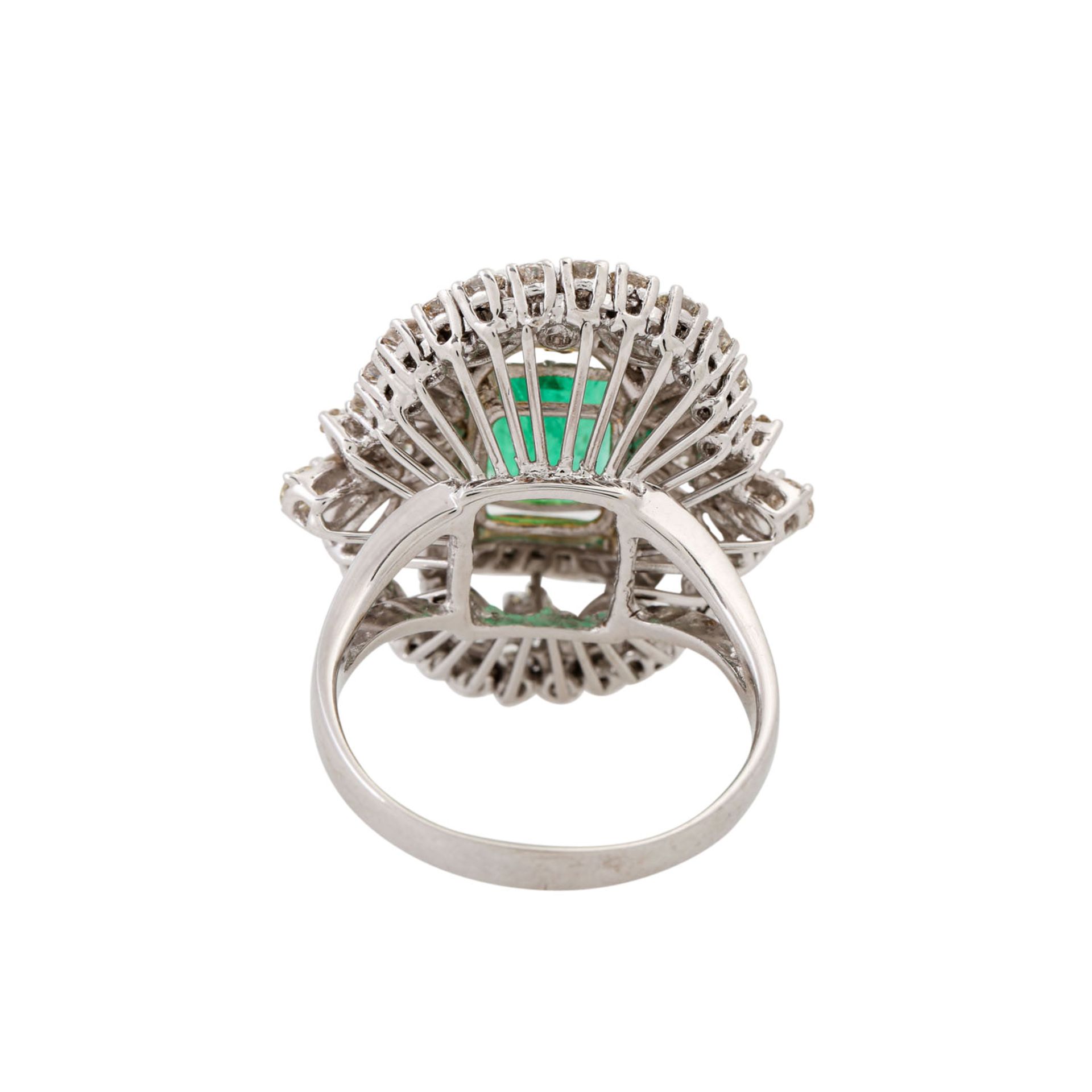 Ring mit Smaragd und Diamanten von zus. ca. 1,5 ct in versch. Schliffen, mittlere-gute - Image 4 of 5