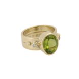 Ring mit oval fac. Peridot ca. 5 ct und 2 kl. Brillanten