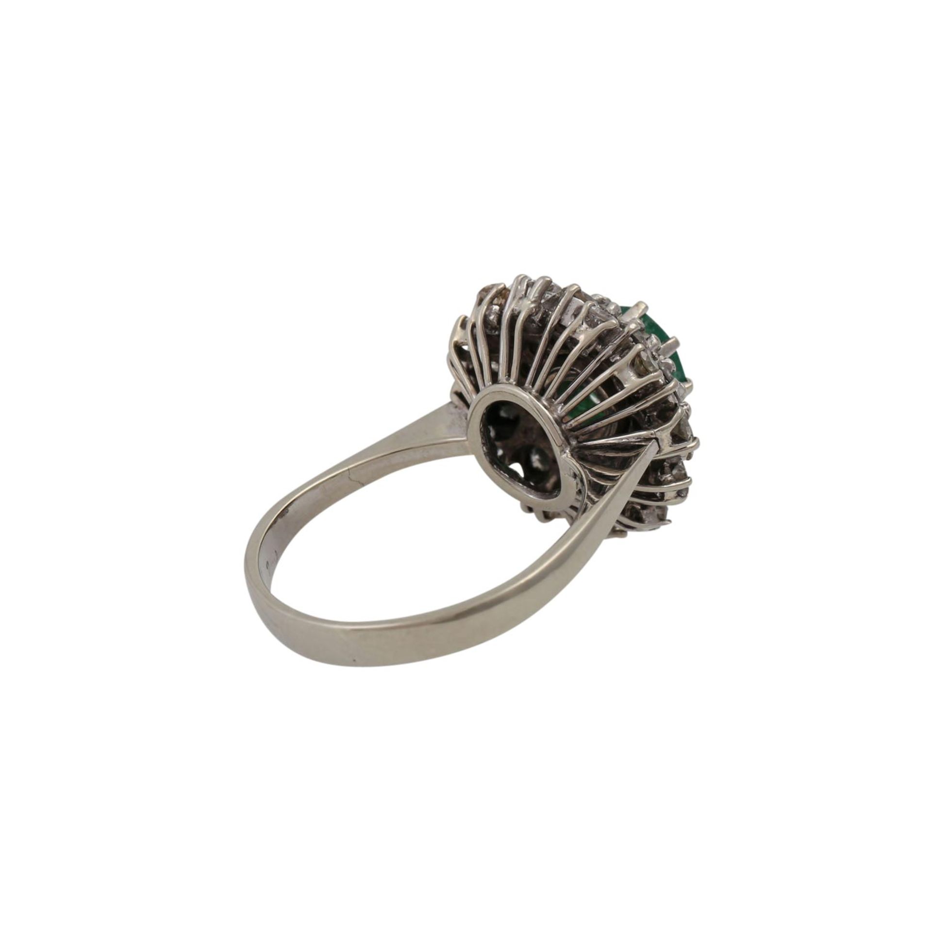 Ring mit Smaragd und Brillanten von zus. ca. 1,3 ct, - Image 3 of 4