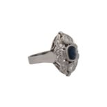 Ring mit Saphir und 18 Brillanten von zus. ca. 0,8 ct,