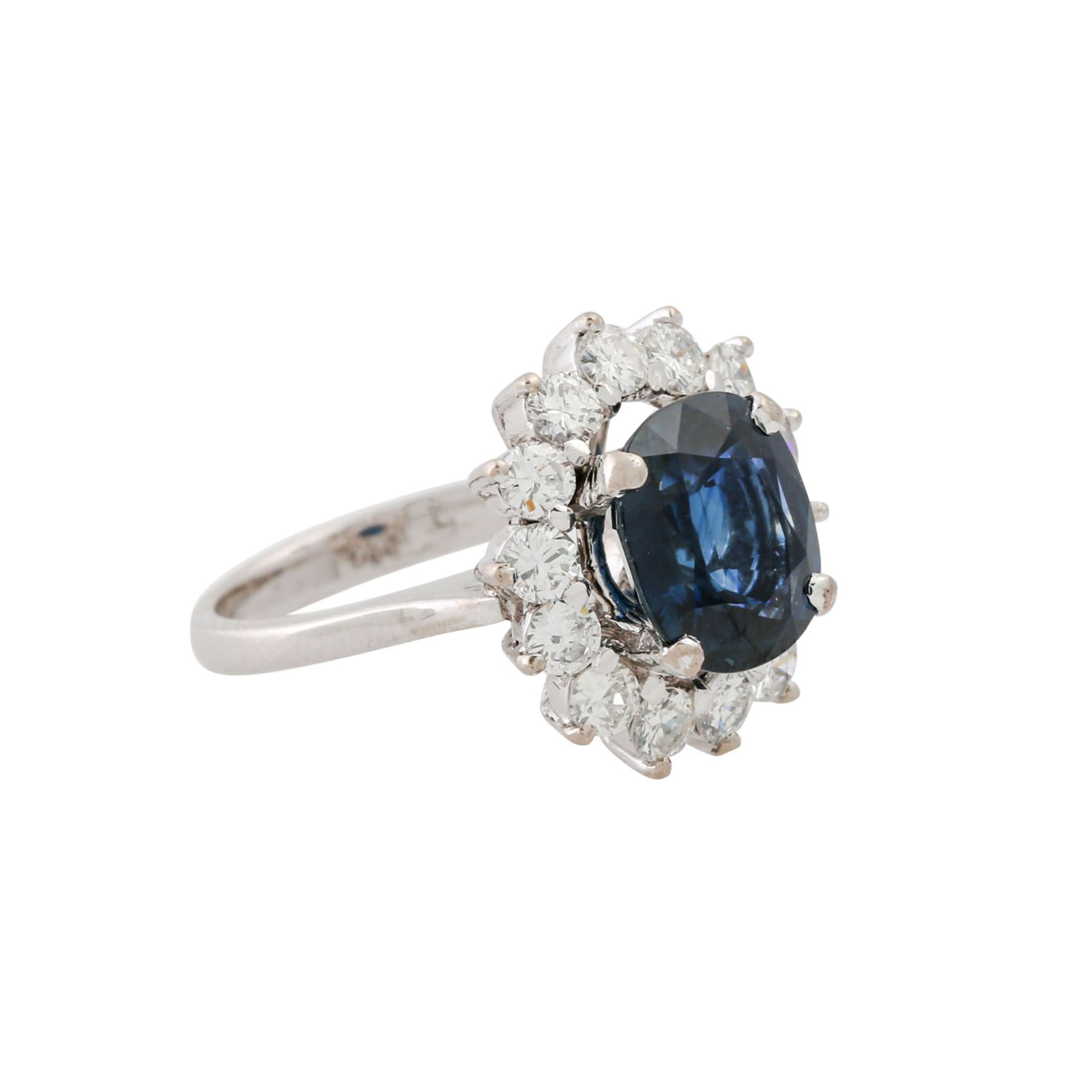 Ring mit Saphir ca. 3,2 ct, umrahmt von 14 Brillanten