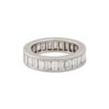 Ring rundum mit Diamanten im Baguetteschliff zus. ca. 4 ct,