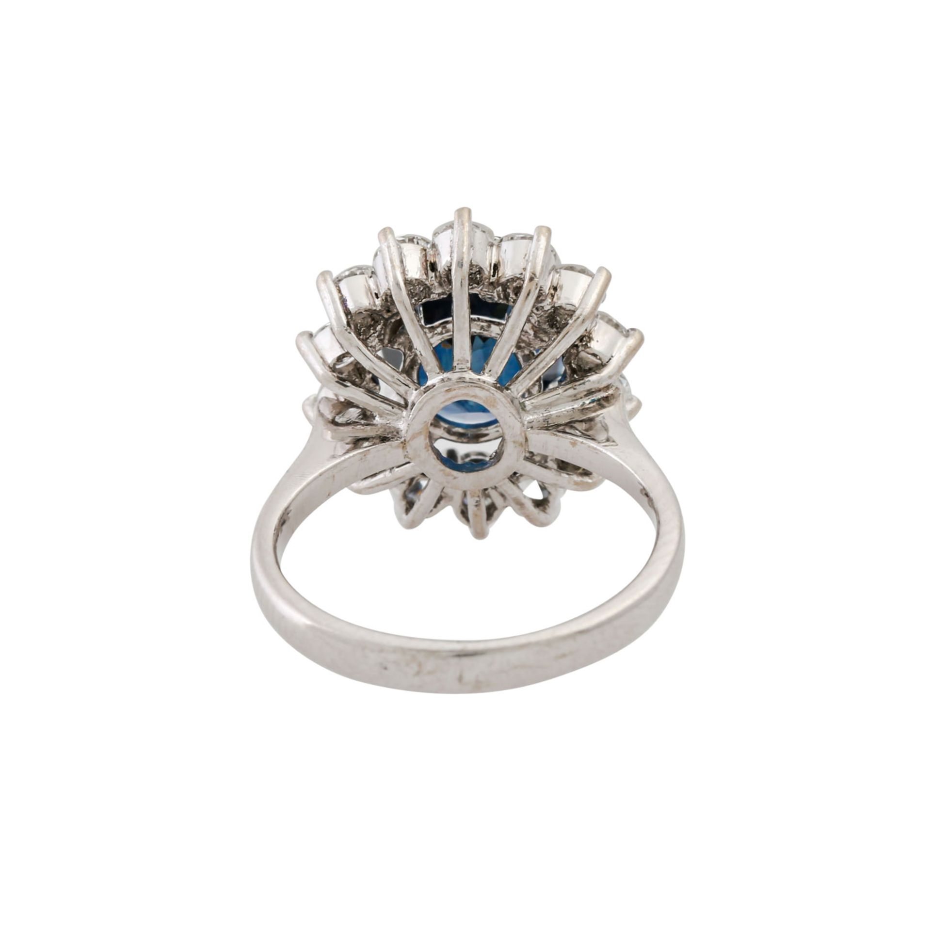 Ring mit Saphir ca. 3,2 ct, umrahmt von 14 Brillanten - Bild 4 aus 5