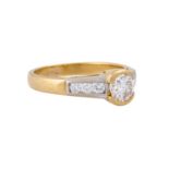 Ring mit zentralem Brillant ca. 0,65 ct,