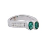 Ring mit 2 Smaragden zus. ca. 0,70 ct