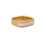 Ring mit 16 Diamanten im Baguette-Schliff, zus. ca. 1,1 ct,