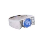 Ring mit Saphir ca. 3,5 ct und 14 Diamanten, zus. ca. 0,4 ct