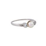 Ring mit feiner Perle, 2 Altschliffdiamanten von zus. ca. 0,4 ct,