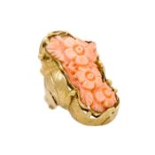 Ring mit floral geschnittener Koralle,