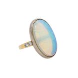 Ring mit Opal und 4 Diamanten von zus. ca. 0,24 ct,