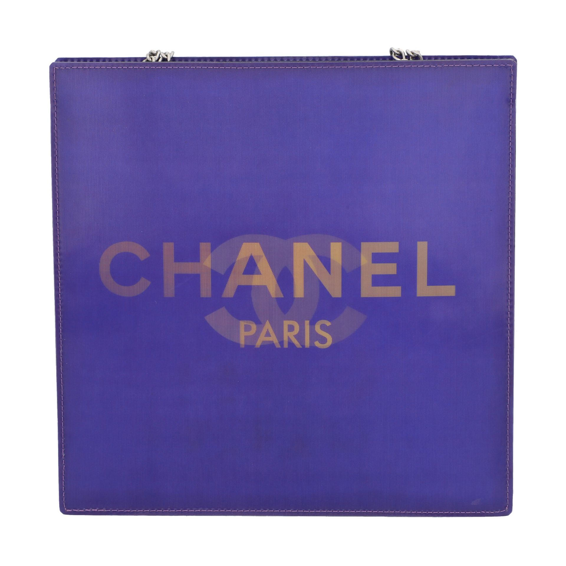 CHANEL Schultertasche, Koll. 2000/2002.Textil in Violett mit Hologram-Logomuster, dopp