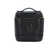 CHANEL VINTAGE Kosmetiktasche, Koll. 1994/1996.Kaviarleder in Schwarz mit goldfarbener