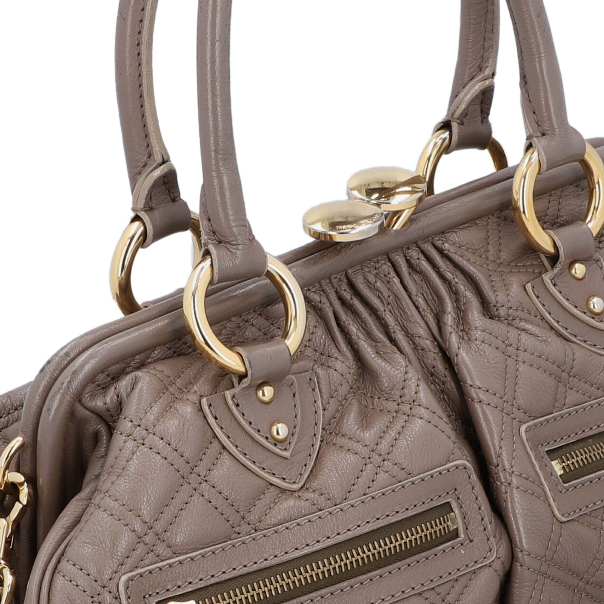 MARC JACOBS Handtasche. Leder in Elefantengrau mit goldfarbener Hardware und Rautenste - Image 8 of 8
