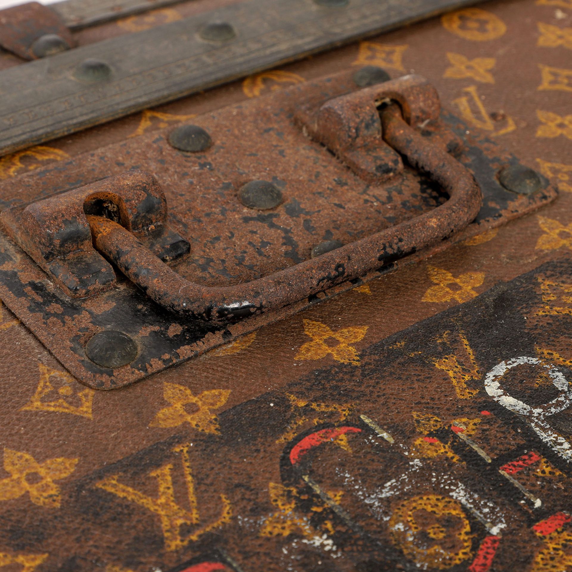 LOUIS VUITTON antike Truhe / Reisekoffer "MALLE CABINE TRUNK". Um 1900. Dekorativer Ü - Image 12 of 14