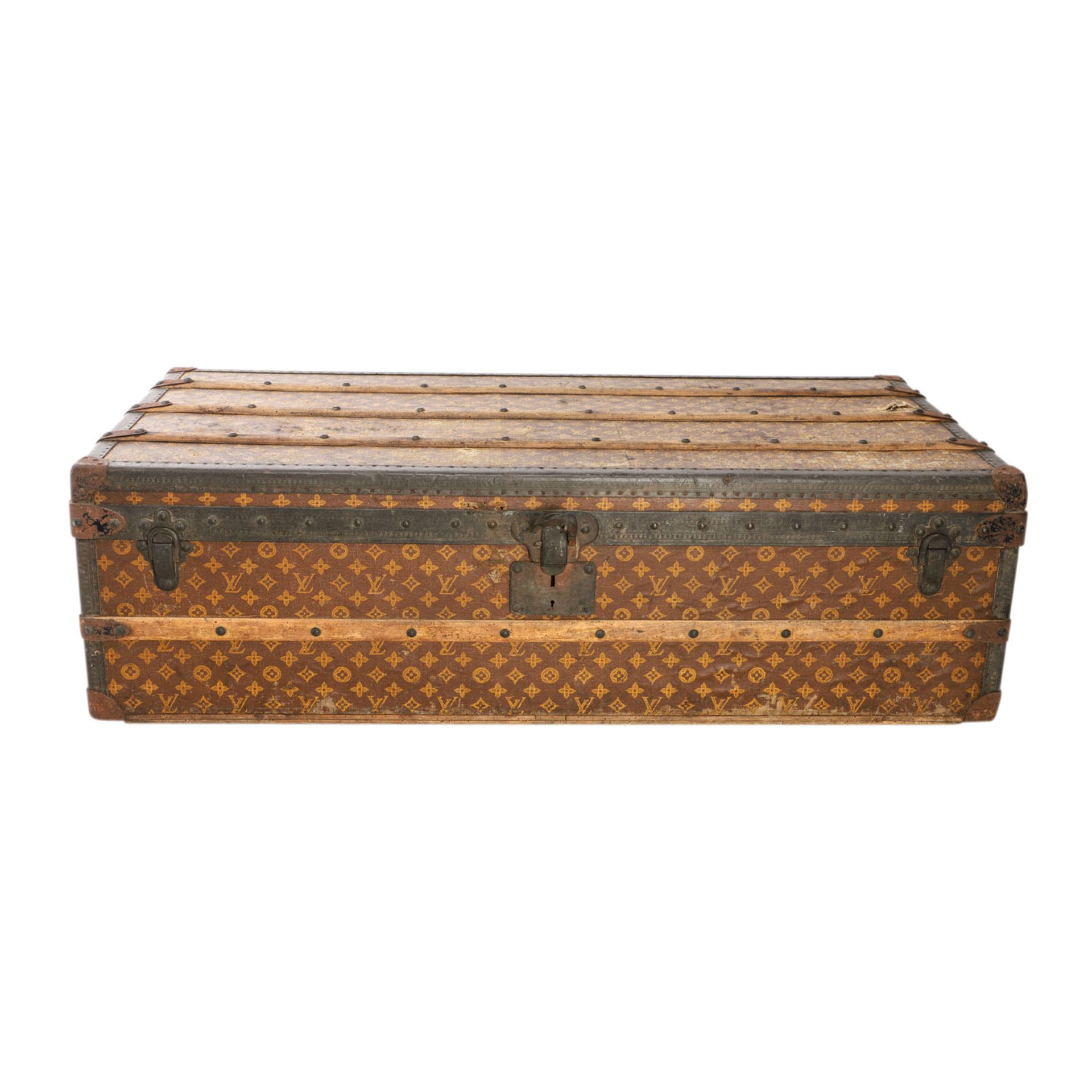 LOUIS VUITTON antike Truhe / Reisekoffer "MALLE CABINE TRUNK". Um 1900. Dekorativer Ü